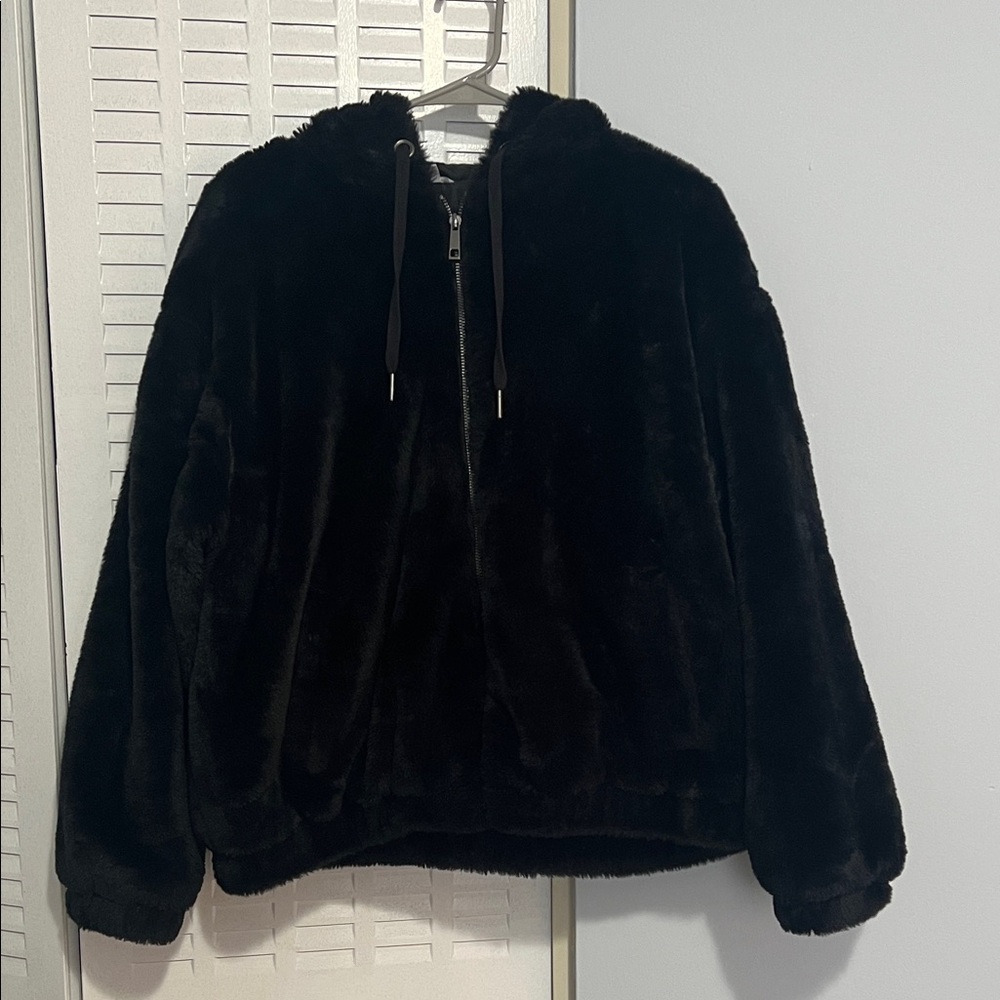 Time and Tru Women’s L Cropped Black Faux Fur Jacket